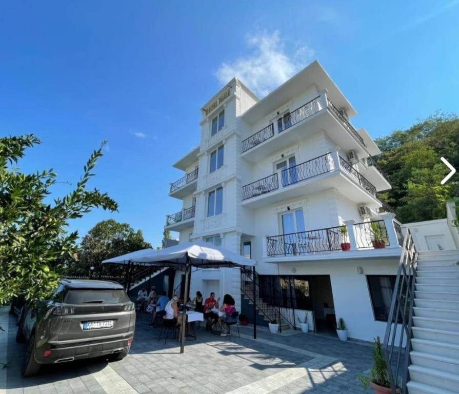 Hotel Fama Škalngur Екстериор снимка